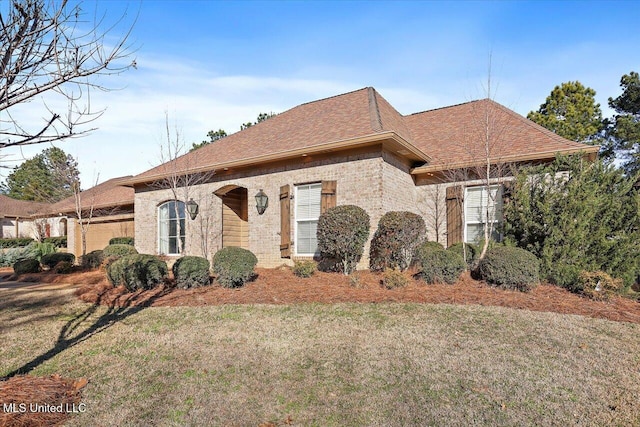 view of front facade with a front yard