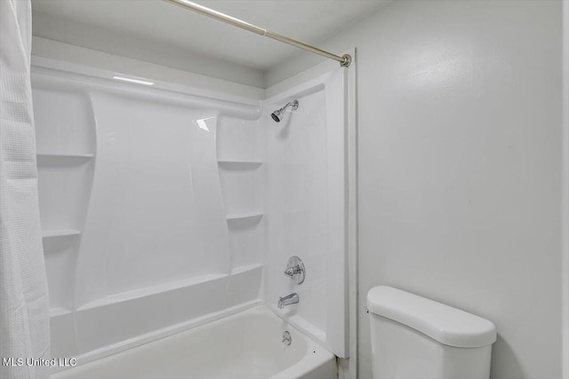 bathroom featuring toilet and shower / bath combo with shower curtain