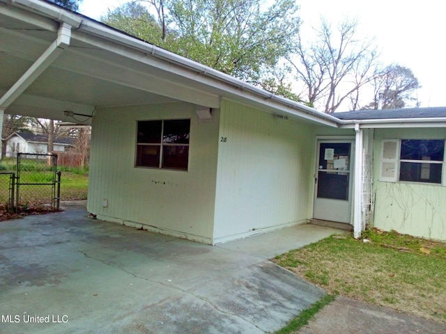 218 Summerhaven Dr, Yazoo City, MS 39194 - view of exterior entry with fence and a carport