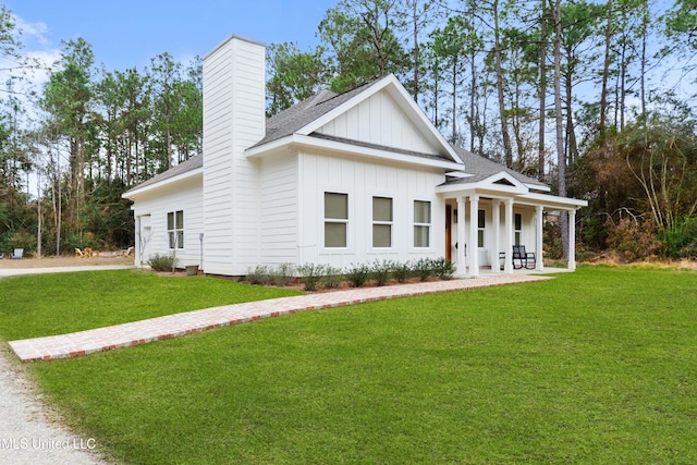 view of front facade with covered porch and a front lawn