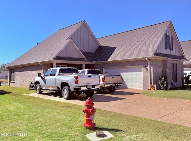 view of front facade with a front lawn