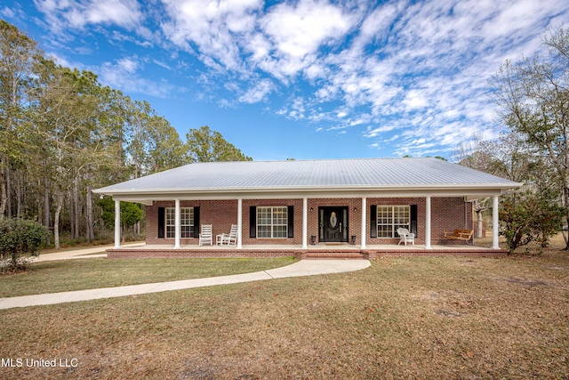 view of front facade featuring a front lawn