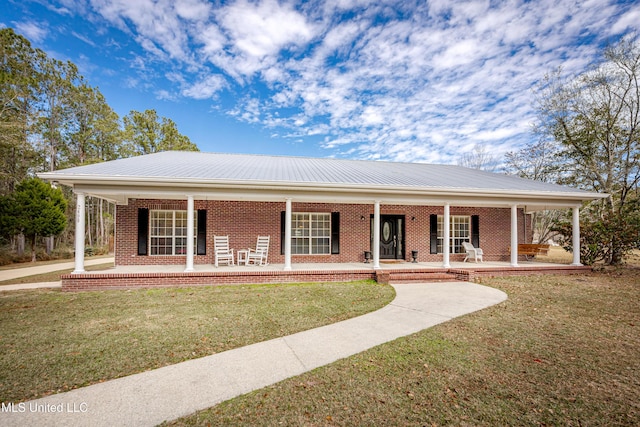 view of front of house featuring a porch and a front lawn