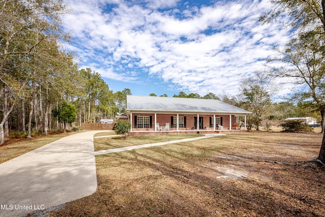 view of front of home featuring a porch and a front lawn