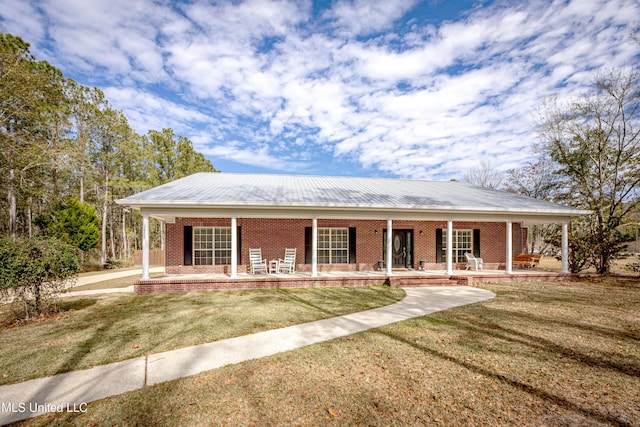 view of front facade featuring a front yard