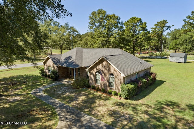 view of front facade featuring a front lawn