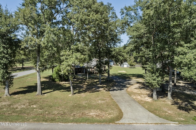 view of property's community featuring a lawn