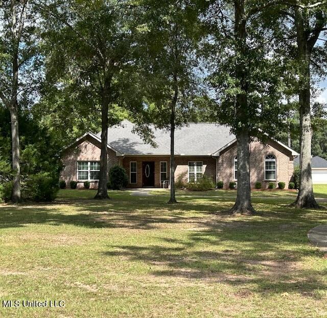 single story home with a front lawn