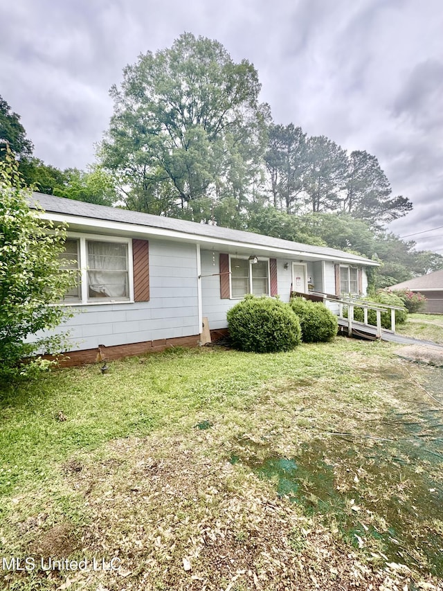 624 Summit St, Winona, MS 38967 - ranch-style house with a front yard