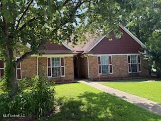 100 Roseleigh Cv, Batesville, MS 38606 - ranch-style house with a front lawn