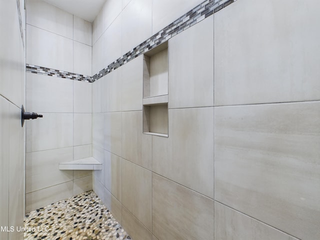 bathroom featuring a tile shower