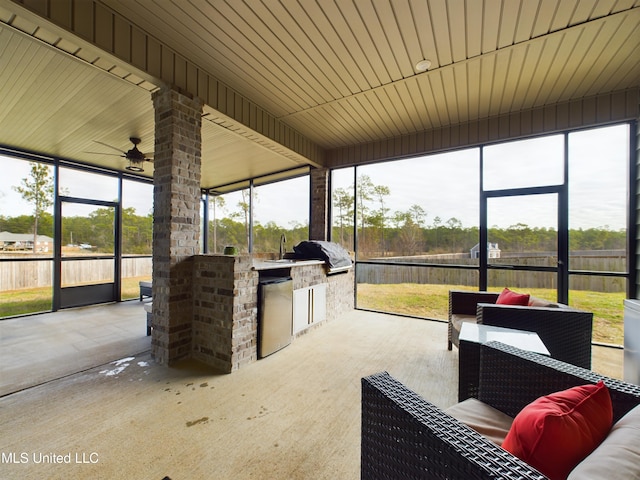 sunroom with ceiling fan