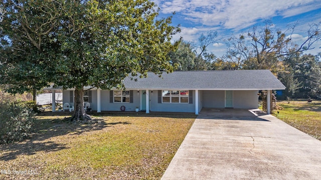 view of front of house with a carport and a front yard