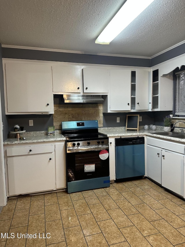 kitchen with sink, crown molding, white cabinetry, stainless steel appliances, and a textured ceiling