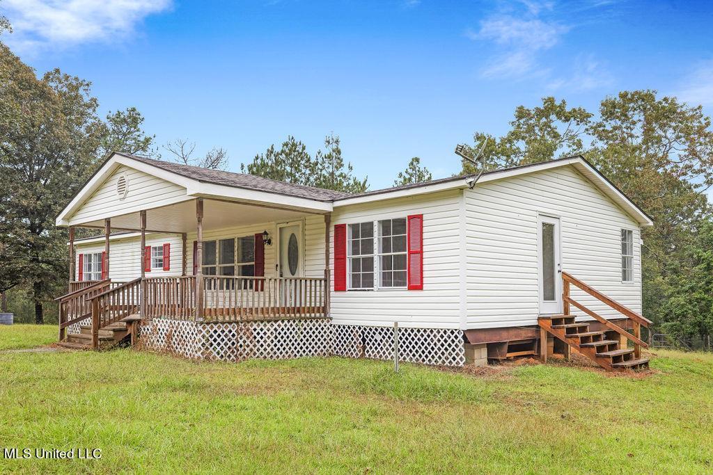 view of front of property featuring a front yard