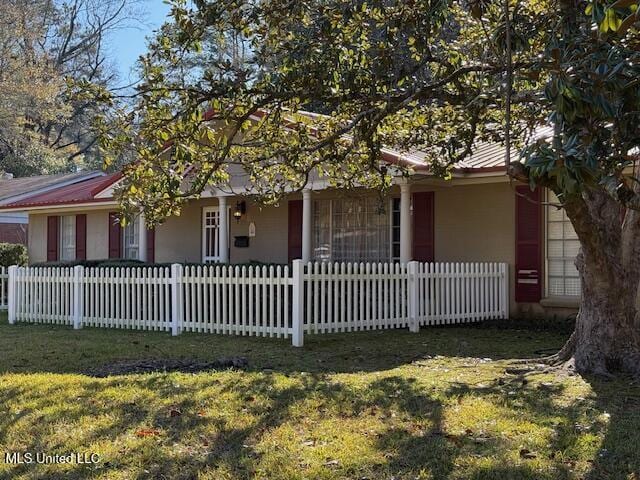 view of front of home featuring a front lawn