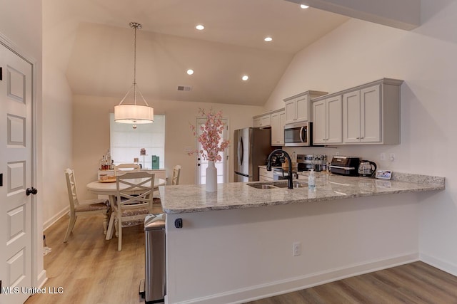 2561 Dela Dr, Southaven, MS 38672 - kitchen with stainless steel appliances, a sink, light wood-style flooring, a peninsula, and recessed lighting