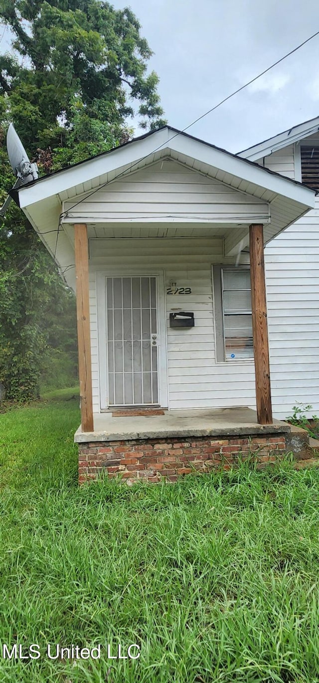 doorway to property featuring covered porch