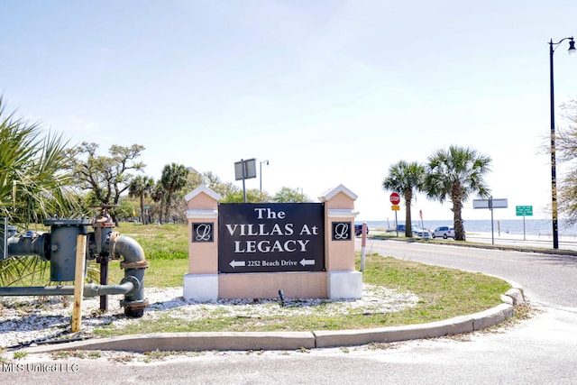 community / neighborhood sign featuring a water view