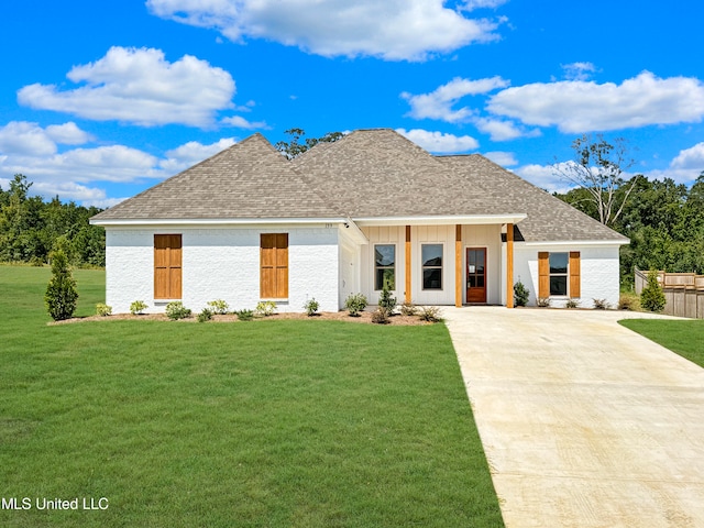 view of front facade with a front lawn