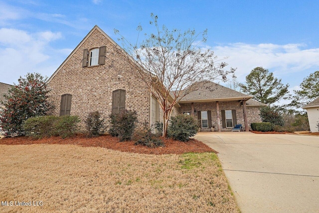 view of front of home featuring a front yard