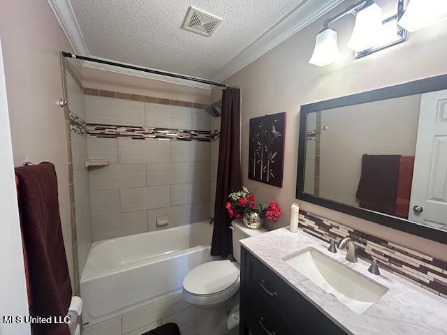 4181 Meadow Creek Dr, Horn Lake, MS 38637 - bathroom featuring a textured ceiling, shower / tub combo, and vanity
