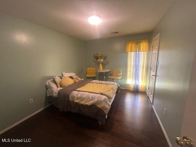 4181 Meadow Creek Dr, Horn Lake, MS 38637 - bedroom featuring hardwood / wood-style floors and a textured ceiling