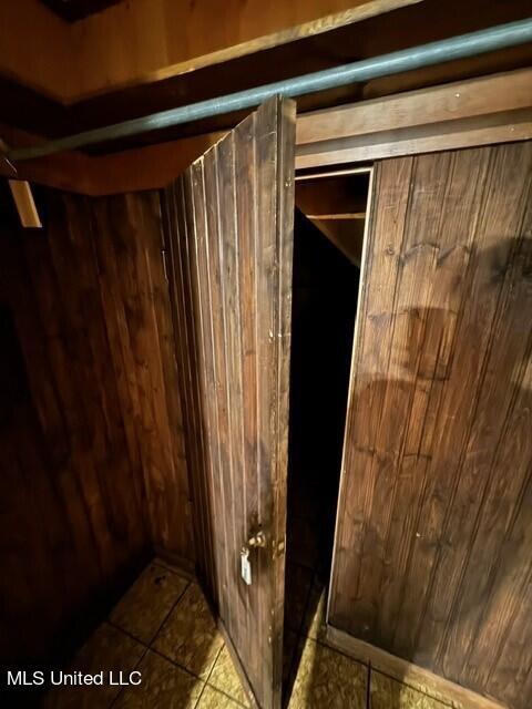 interior details with wooden walls