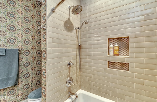 bathroom with tiled shower / bath combo