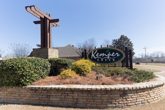 view of community / neighborhood sign