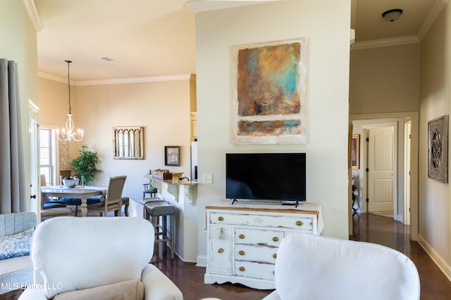 living area with dark wood-type flooring, a notable chandelier, crown molding, and baseboards