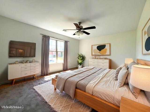 bedroom with ceiling fan