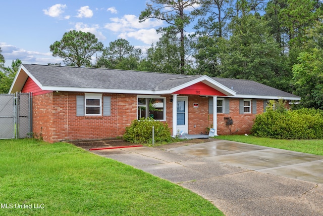 single story home with a front lawn