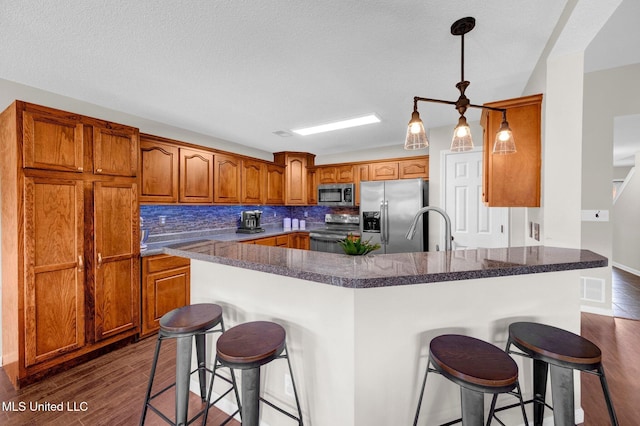 13245 Braybourne Pkwy, Olive Branch, MS 38654 - kitchen featuring stainless steel appliances, a breakfast bar, and dark wood finished floors