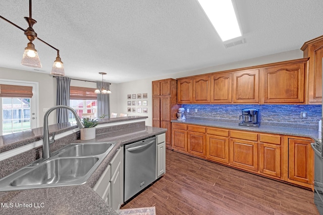 13245 Braybourne Pkwy, Olive Branch, MS 38654 - kitchen with dishwasher, a sink, a textured ceiling, a chandelier, and tasteful backsplash