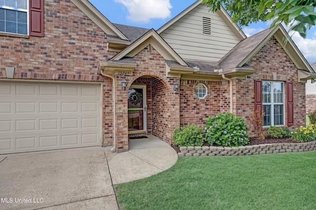 13245 Braybourne Pkwy, Olive Branch, MS 38654 - view of front of property featuring brick siding, a front yard, a garage, and driveway