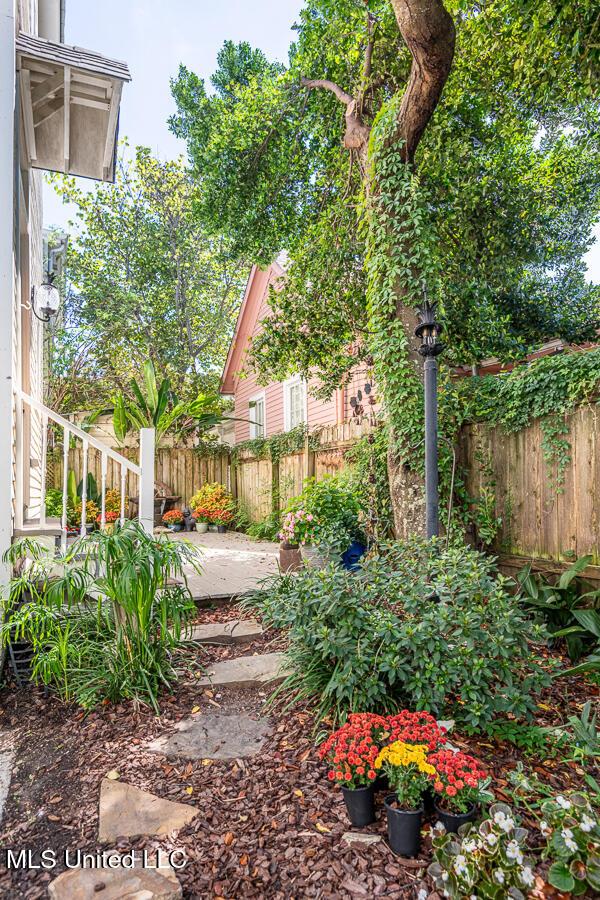 612 State St, Natchez, MS 39120 - view of yard