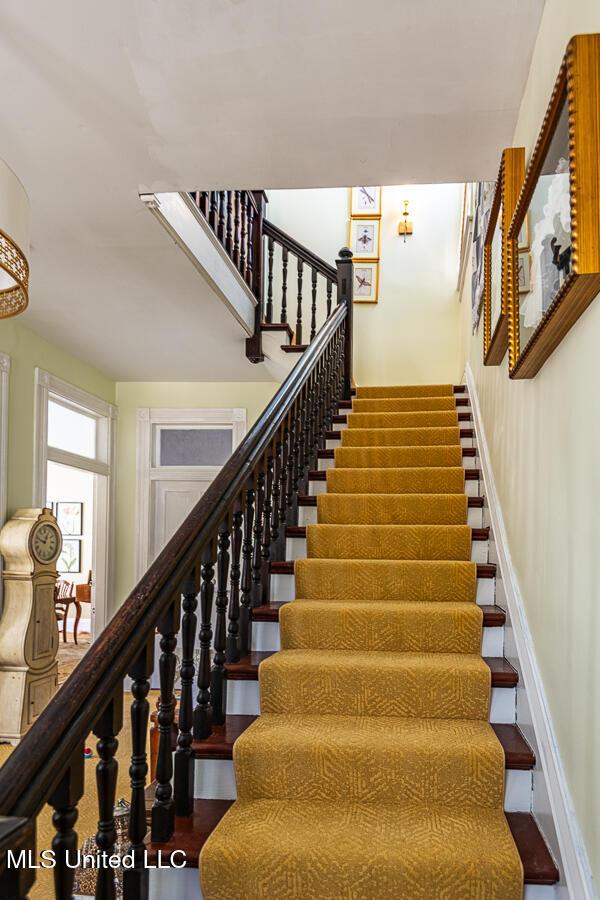 612 State St, Natchez, MS 39120 - view of stairway