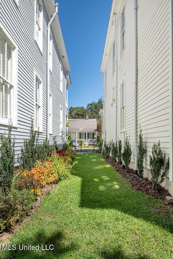 612 State St, Natchez, MS 39120 - view of grassy yard