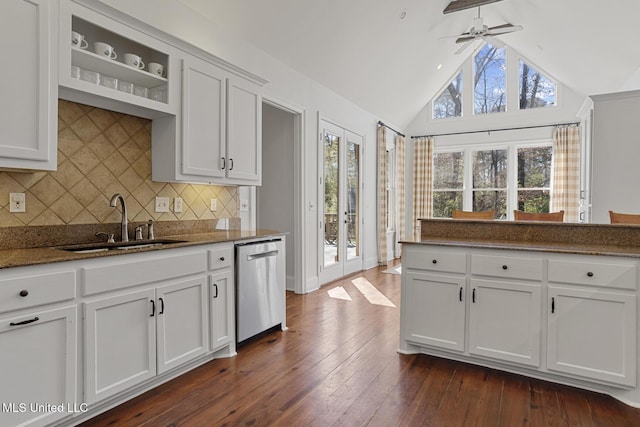 kitchen with a sink, stainless steel dishwasher, dark wood-style floors, lofted ceiling, and ceiling fan