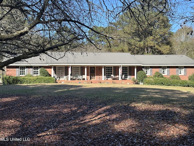 ranch-style house featuring a porch