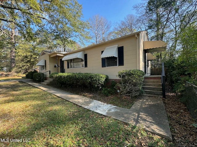 view of front of house with a front lawn