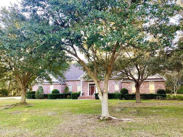 view of front of property with a front yard