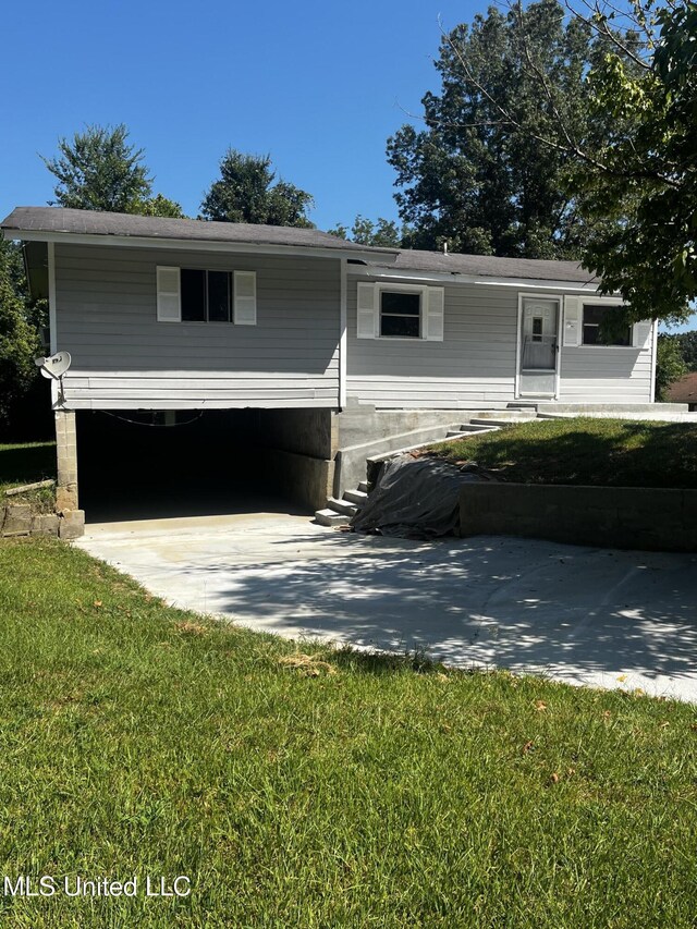200 Pineridge St, Utica, MS 39175 - view of front of property with concrete driveway and a front yard