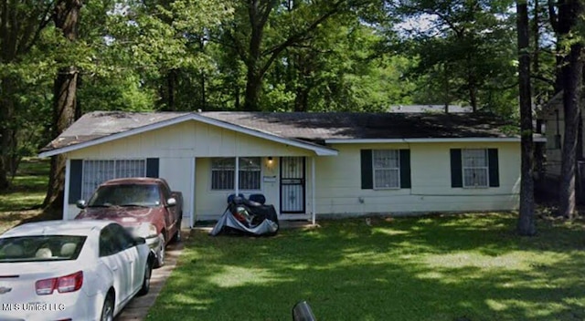 single story home with a front lawn