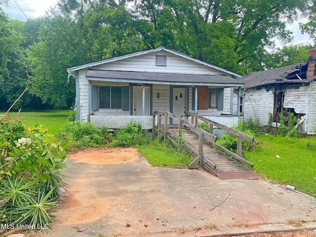 1717 9th Ave, Meridian, MS 39301 - view of front of house with a porch