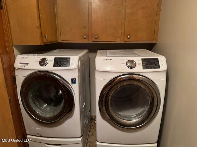 laundry room featuring cabinets and independent washer and dryer