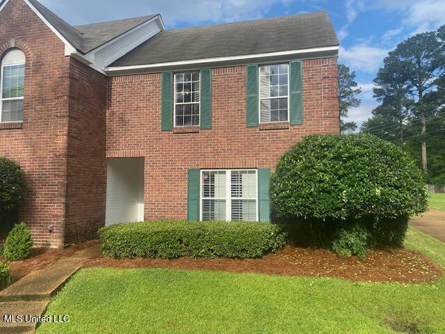 4 Foxcroft Ct, Madison, MS 39110 - colonial-style house featuring brick siding and a front lawn