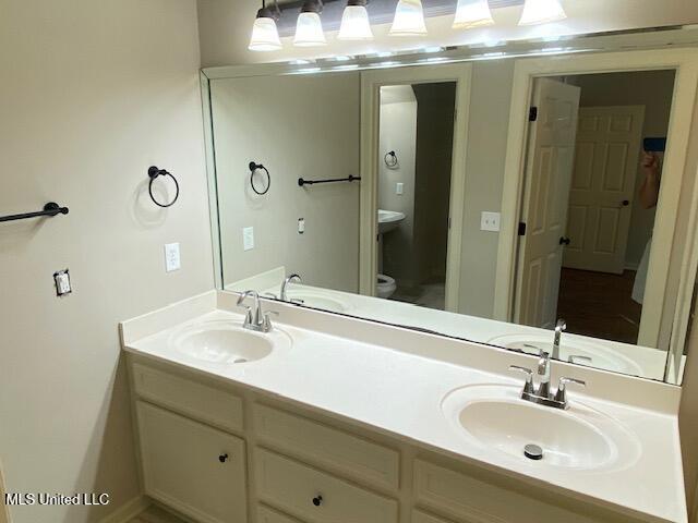 4 Foxcroft Ct, Madison, MS 39110 - full bath featuring double vanity and toilet