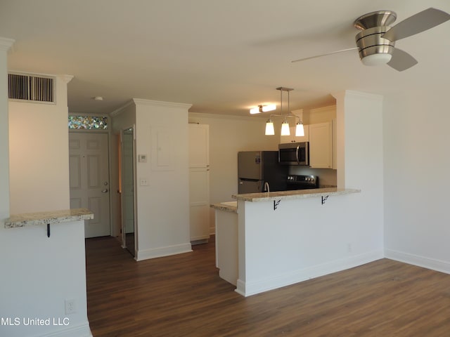 kitchen with a peninsula, visible vents, stainless steel appliances, and ornamental molding